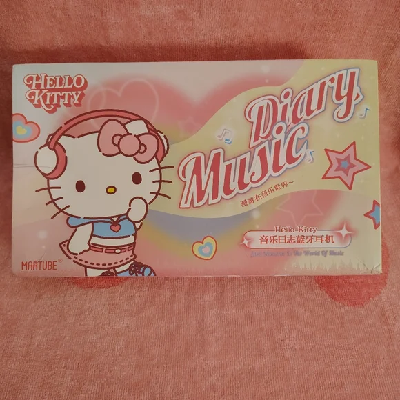 EXCLUSIVE - Hello Kitty x MarTube Earbuds Set - Picture 4 of 9